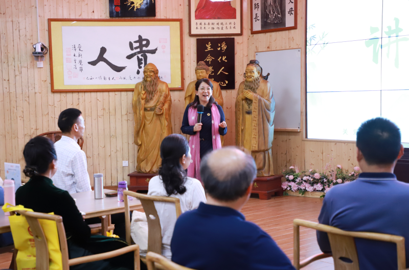 1721805365126362.png 陈老师主持开幕式.png