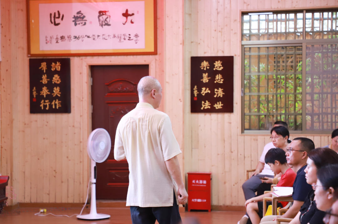 1721874781106903.png 讲课中的夏老师.png