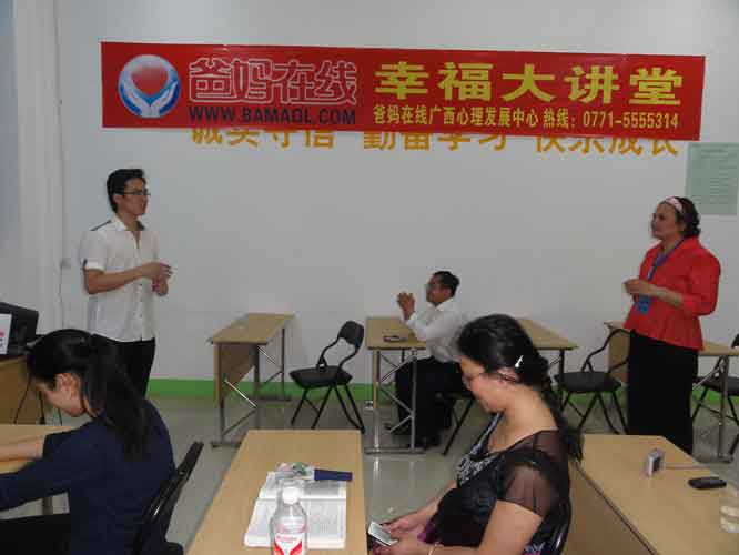 1731550897404087.jpg 与学员互动.jpg