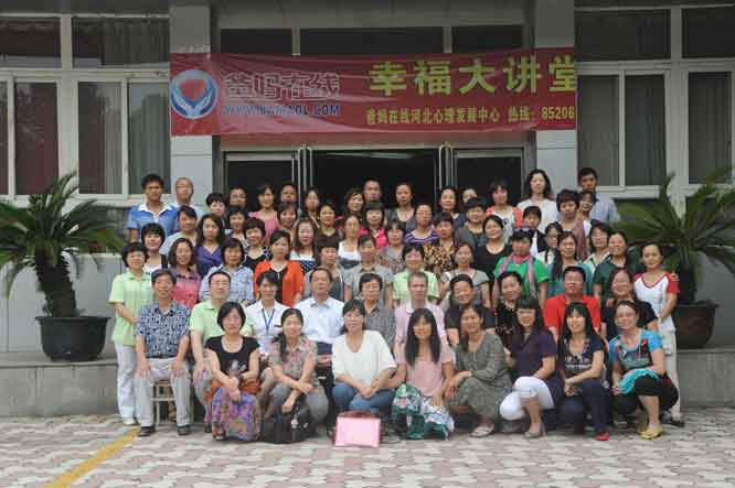 1731567223554225.jpg 胡总与参会人员合影.jpg